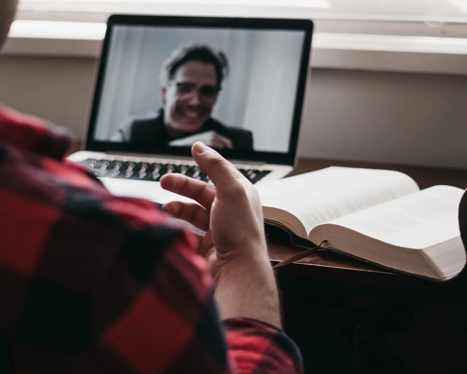 Couple in an online couples therapy session with a Riga practice